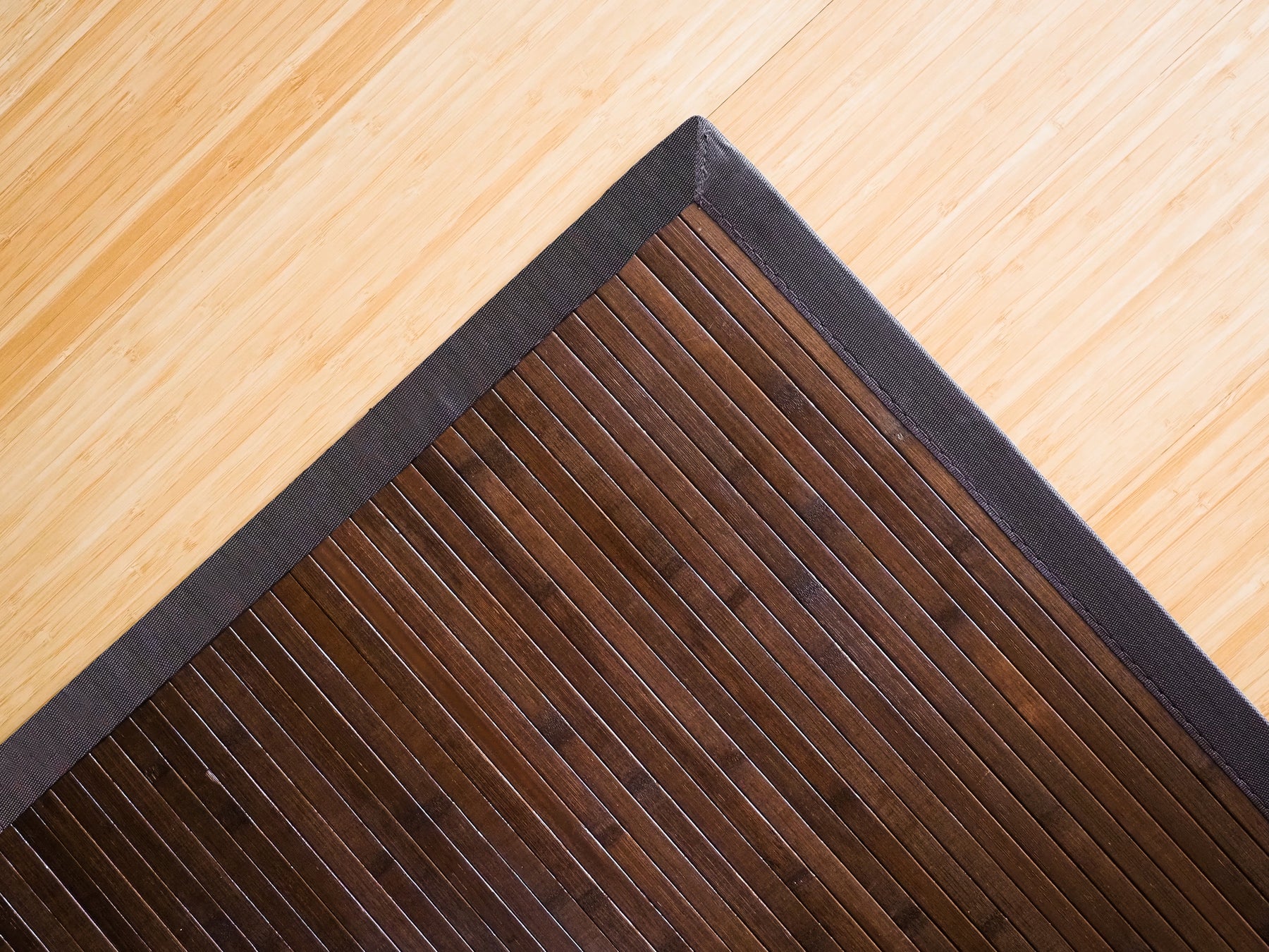 Bambusový koberec tmavý